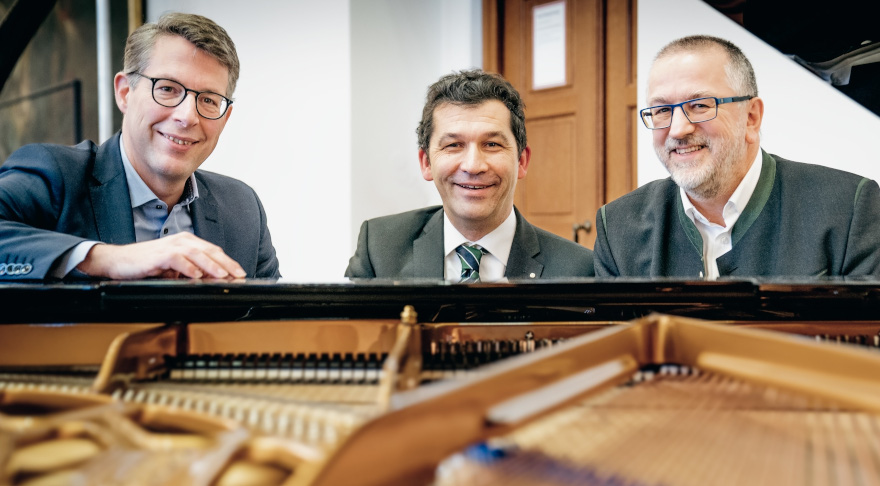 Kunstminister Blume (l.) mit Prof. Jost (M.), Vorsitzender Bayerischer Jazzverband e.V., und Dr. Kaltenhauser (r.), Präsident Bayerischer Musikrat (© Axel König/StMWK)