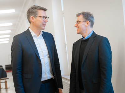 Wissenschaftsminister Markus Blume (li.) mit Prof. Dr. rer. nat. Matthias Hebrok (© StMWK/Axel König)