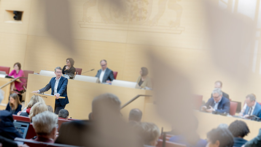 Wissenschafts- und Kunstminister Markus Blume spricht bei den Haushaltsberatungen im Plenarsaal des Bayerischen Landtags (© StMWK/Axel König)