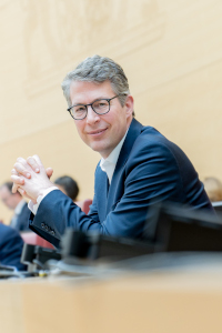 Staatsminister Blume bei den Haushaltsberatungen im Bayerischen Landtag (© StMWK/Axel König)