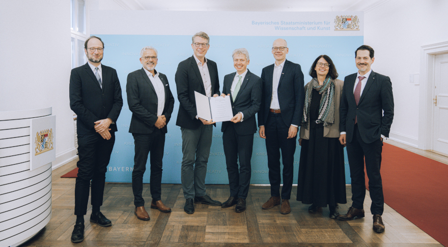 Wissenschaftsminister Markus Blume mit Präsidiumsmitgliedern der BayZeN-Hochschulen (© Axel König/StMWK)