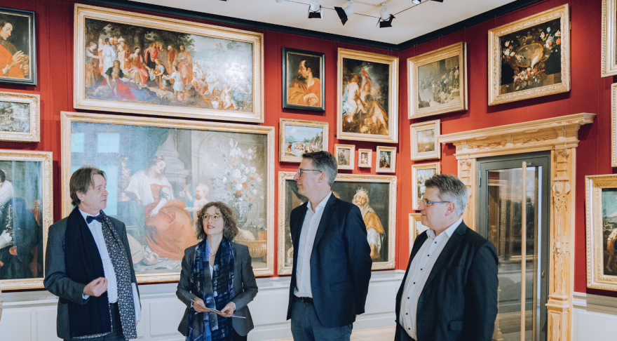 Kunstminister Markus Blume (2.v.r.) bei der Vorbesichtigung der Staatsgalerie Aschaffenburg (© StMWK/Axel König)