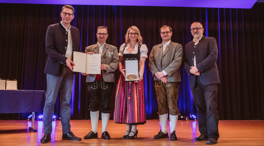 Kunstminister Markus Blume (l.) bei der Verleihung der Zelter- und Pro Musica-Plaketten (© Kristina Wagner/Bayerischer Musikrat)