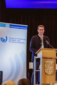Kunstminister Blume spricht bei der Verleihung (© Kristina Wagner/Bayerischer Musikrat)