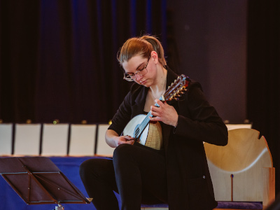 Eine Musikerin bei der Festveranstaltung (© Kristina Wagner/Bayerischer Musikrat)