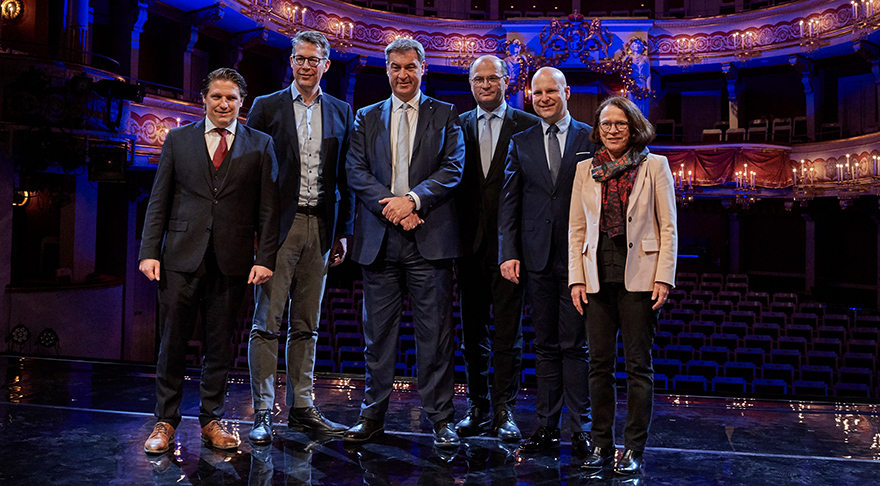 (v.l.n.r.) Dr. Matthias Schloderer (Kaufmännischer Direktor, Staatstheater Regensburg), Wissenschafts- und Kunstminister Markus Blume, Ministerpräsident Dr. Markus Söder, Finanz- und Heimatminister Albert Füracker, Sebastian Ritschel (Intendant, Staatstheater Regensburg) und Oberbürgermeisterin Gertrud Maltz-Schwarzfischer im neuen Staatstheater Regensburg (© Tom Neumeier Leather)