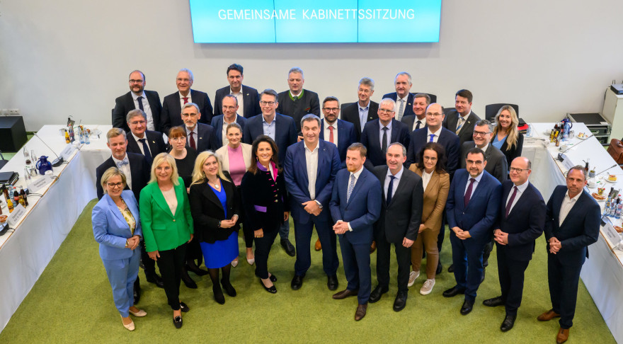 Das Bayerische Kabinett tagte am 2. Mai 2023 gemeinsam mit dem Kabinett aus Sachsen im Landratsamt Wunsiedel (© Bayerische Staatskanzlei)