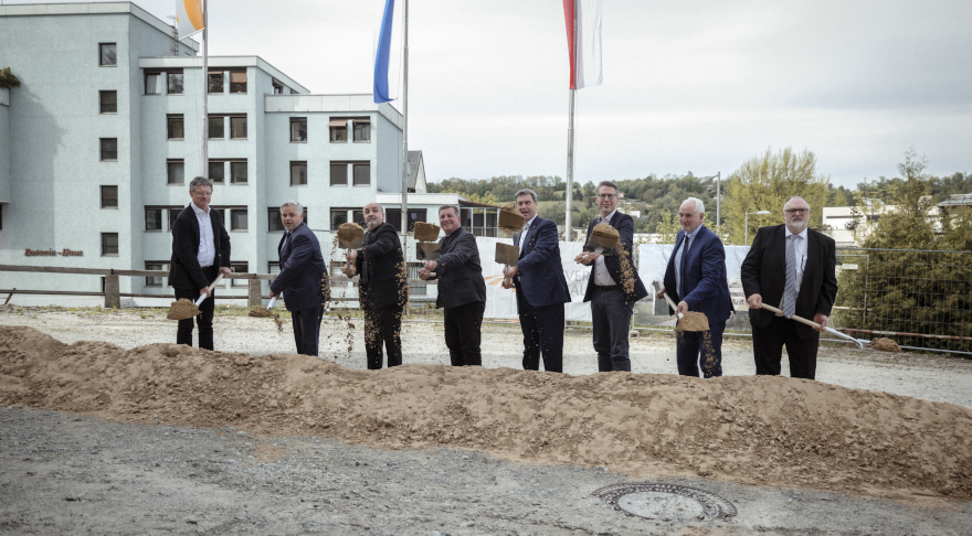 Der Spatenstich für das Internationale Wissenschaftszentrum der Universität Passau mit Wissenschafts- und Kunstminister Blume (3.v.r.) und Ministerpräsident Dr. Söder (4.v.r.) (© Universität Passau)