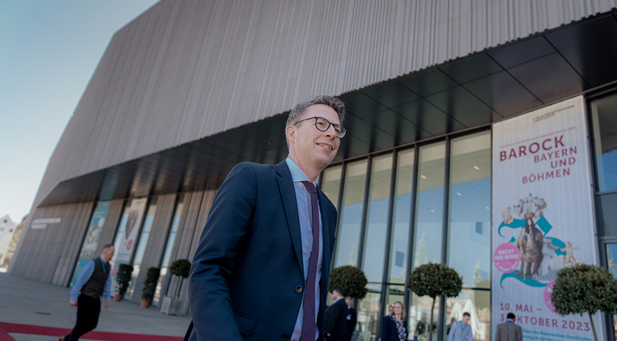 Kunstminister Blume bei der Eröffnung der Bayerisch-Tschechischen Landesausstellung 2023/2024 (© StMWK/Axel König)