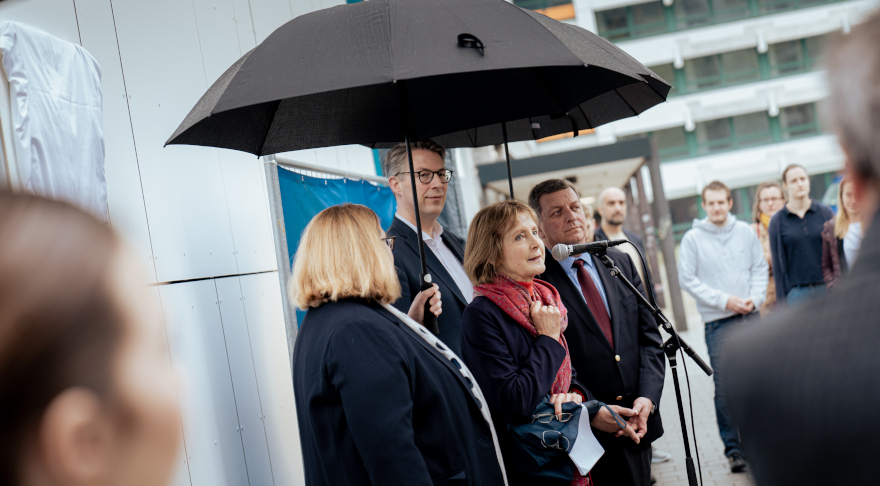 Wissenschaftsminister Markus Blume (2.v.l..) bei der Eröffnung des Sophie-Scholl-Hauses mit der Vorsitzenden der Weiße Rose Stiftung Dr. Hildegard Kronawitter (3.v.l.) und Bauminister Christian Bernreiter (4.v.l.) (© StMWK/Axel König)