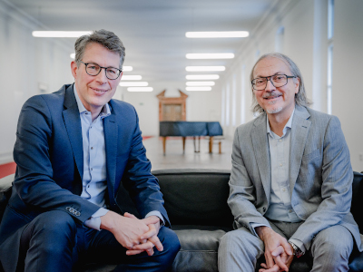 Wissenschaftsminister Markus Blume (li.) mit Prof. Dr. rer. nat. Andreas Kassler (© StMWK/Axel König)