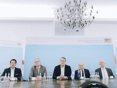 Wissenschaftsminister Blume (Mi.) bei der Live-Schaltung mit (v.l.n.r.): Prof. Dr. Thomas Hofmann (stellv. Vorsitzender Universität Bayern e.V., Präsident TU München), Prof. Dr. Stefan Leible (Vorsitzender Universität Bayern e.V., Präsident Universität Bayreuth), Dr. Rolf-Dieter Jungk (Amtschef StMWK), Prof. Dr. Walter Schober (Vorsitzender Hochschule Bayern e.V., Präsident TH Ingolstadt) (© StMWK/Axel König)