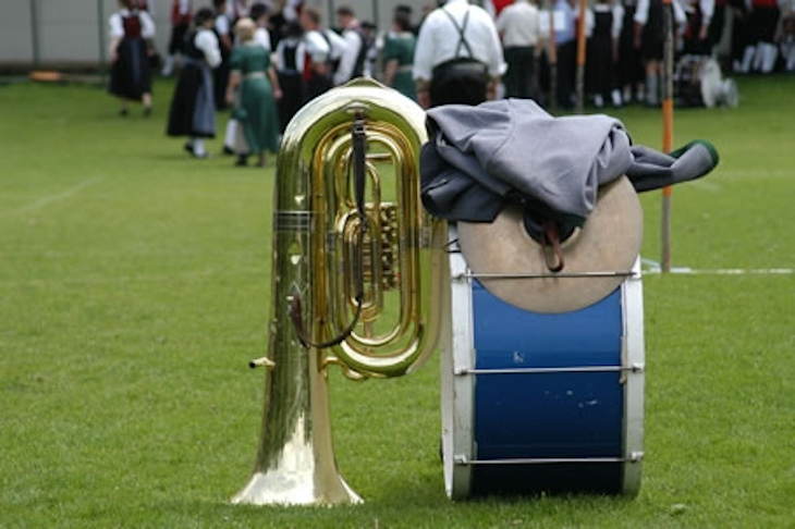 Blick auf Pauke und Tuba
