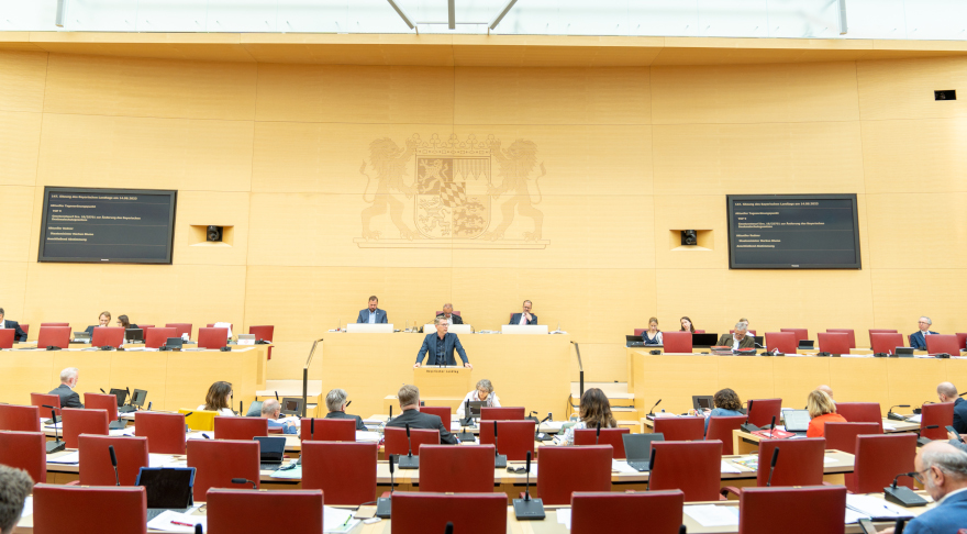 Kunstminister Markus Blume spricht im Plenarsaal des Bayerischen Landtags (© StMWK/Axel König)