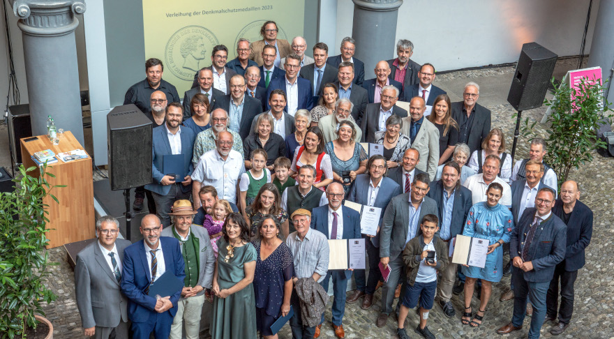 Kunstminister Markus Blume Mit Trägerinnen und Trägern der Verleihung der Denkmalschutzmedaille 2023 (© Wolfgang Maria Weber)