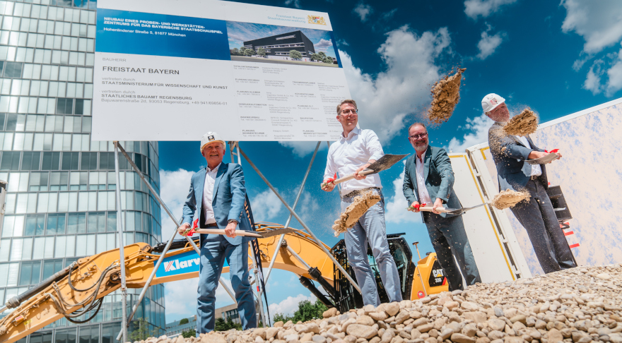 Kunstminister Blume (2.v.l.) beim Spatenstich für den Neubau des PWZ in München mit v.l.n.r.: Dr. Matthias Jacob, Vorstand Implenia Deutschland, Staatsintendant Andreas Beck, Herr Karl Stock, Amtsleiter Staatliches Bauamt Regensburg (© StMWK/Axel König)