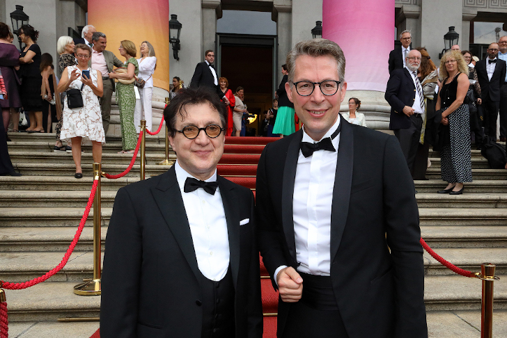 Kunstminister Markus Blume (r.) mit Staatsintendant Serge Dorny (l.) bei der Eröffnung der Münchner Opernfestspiele 2023