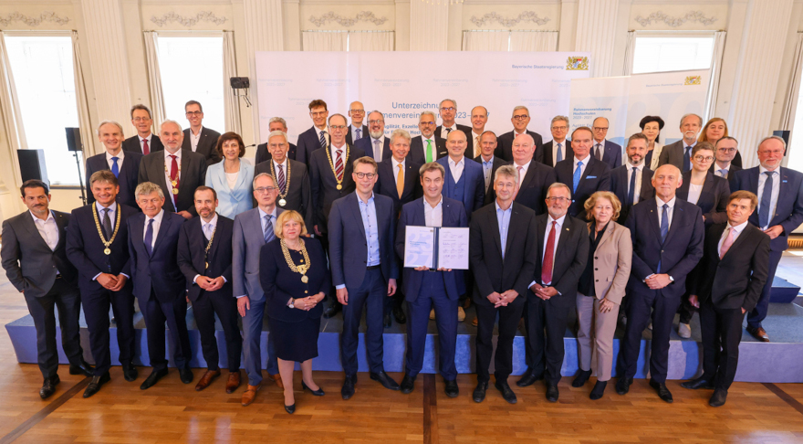 Ministerpräsident Dr. Markus Söder (vorne 8.v.l.), Wissenschaftsminister Markus Blume (vorne 7.v.l.) und Kultusminister Michael Piazolo (vorne 9.v.l.) mit den Leitungen der bayerischen Hochschulen und Universitätsklinika (©StMWK/Alexandra Beier)