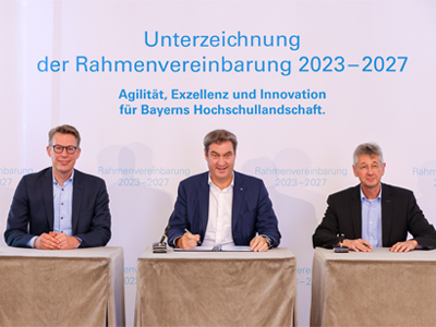 Ministerpräsident Dr. Markus Söder (Mi.), Wissenschaftsminister Markus Blume (li.) und Kultusminister Michael Piazolo (re.) bei der Unterzeichnung der Rahmenvereinbarung Hochschulen 2023 bis 2027 (©StMWK/Alexandra Beier)