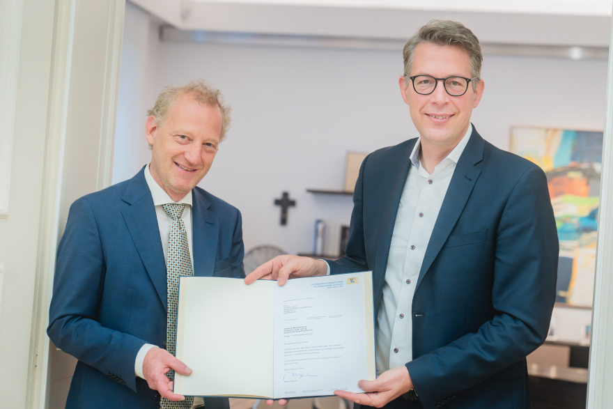 Kunstminister Markus Blume (rechts) mit dem neuen Direktor der Staatlichen Münzsammlung München Oberkonservator Dr. Martin Hirsch