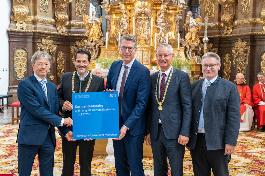 Wissenschaftsminister Blume (3.v.l.) mit TUM Campus Straubing-Rektor Prof. Dr. Sieber, TUM-Präsident Prof. Dr. Hofmann, Straubings OB Pannermayr sowie MdL Zellmeier bei der Widmung der Straubinger Karmelitenkirche als Universitätskirche der TUM (v.l.n.r.)