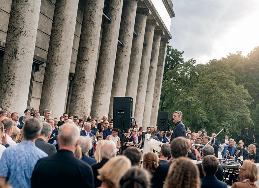 Kunstminister Markus Blume spricht zu rund 500 Gästen bei der der Kultur-Sommer-Lounge im Haus der Kunst (© Axel König/StMWK)