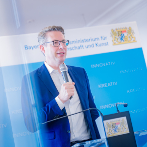 Wissenschaftsminister Blume spricht am Rande der Unterzeichnung der Absichtserklärung (© Axel König/StMWK)