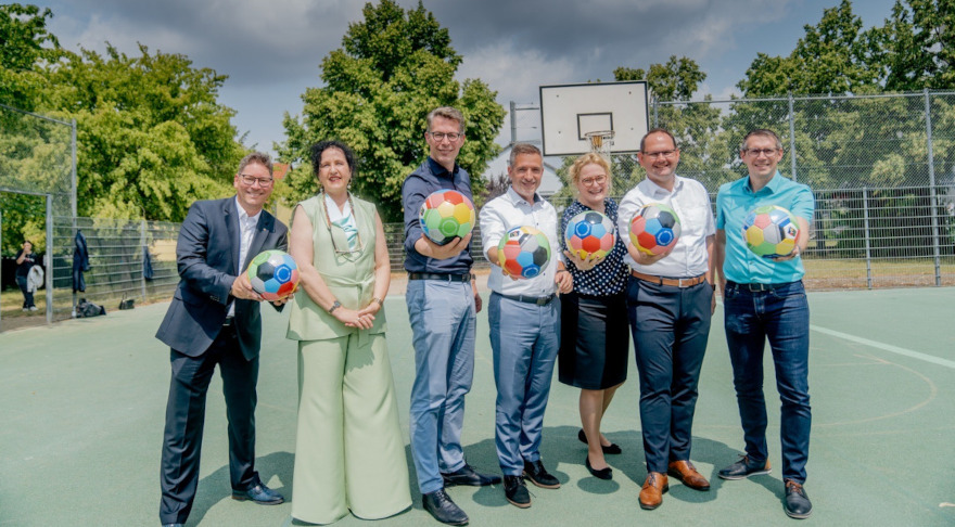 Kunstminister Blume (3.v.l.) mit (v.l.n.r.): Rektor Michael Meisenzahl (Konrad-von-Querfurt-Mittelschule), Rektorin Corinna Wirth (Grundschule Karlstadt), MdL Thorsten Schwab, Präsidentin der Deutschen Akademie für Kinder- und Jugendliteratur Dr. Claudia Maria Pecher, Karlstadts Bürgermeister Michael Hombach, Vizepräsident des Bayerischen Fußball-Verbands e.V. Jürgen Pfau (© Axel König/StMWK)