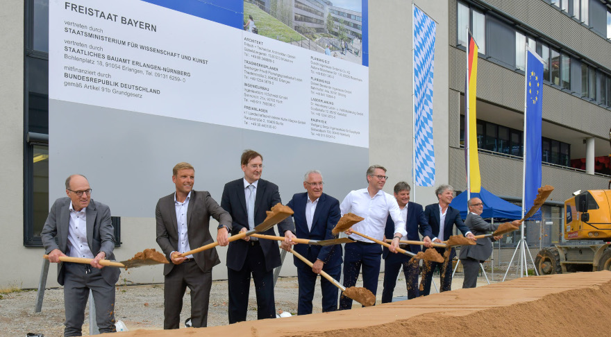 Wissenschaftsminister Markus Blume (4.v.r.) beim Spatenstich für den neuen Forschungsbau CITABLE/TRC II in Erlangen (© Michael Rabenstein/Uniklinikum Erlangen)