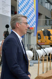 Wissenschaftsminister Blume spricht in Erlangen (© Michael Rabenstein/Uniklinikum Erlangen)