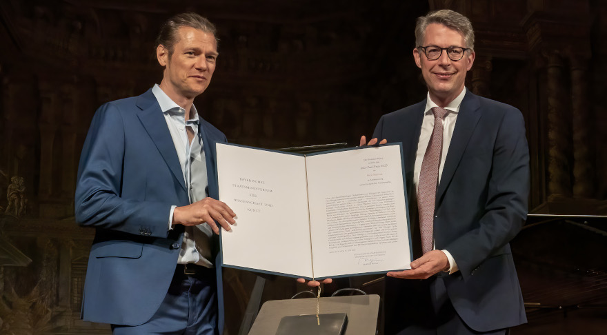 Kunstminister Markus Blume (r.) verleiht dem Lyriker Nico Bleutge (l.) im Markgräflichen Opernhaus Bayreuth den Jean-Paul-Preis (© Andreas Harbach)