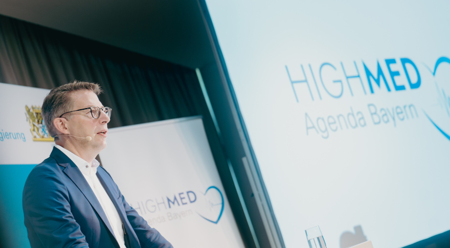 Wissenschaftsminister Markus Blume spricht beim Bayerischen Medizingipfel 2023 (© Axel König/StMWK)