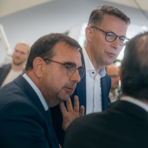 Wissenschaftsminister Blume (r) und Gesundheitsminister Holetschek (l) beim Bayerischen Medizingipfel 2023 (© Axel König/StMWK)