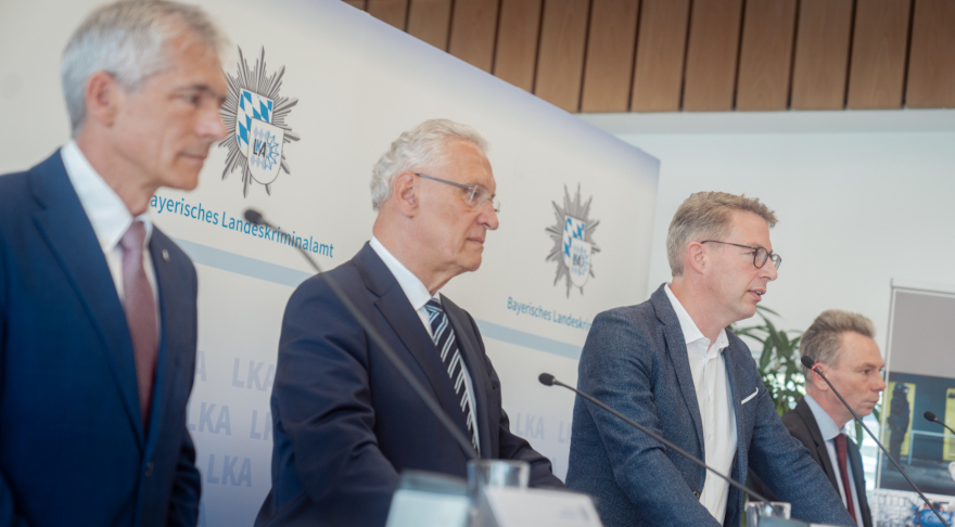 Kunstminister Markus Blume (3.v.l.) spricht bei der Pressekonferenz am 20. Juli zum Goldschatz-Diebstahl von Manching (© StMWK/ Axel König)