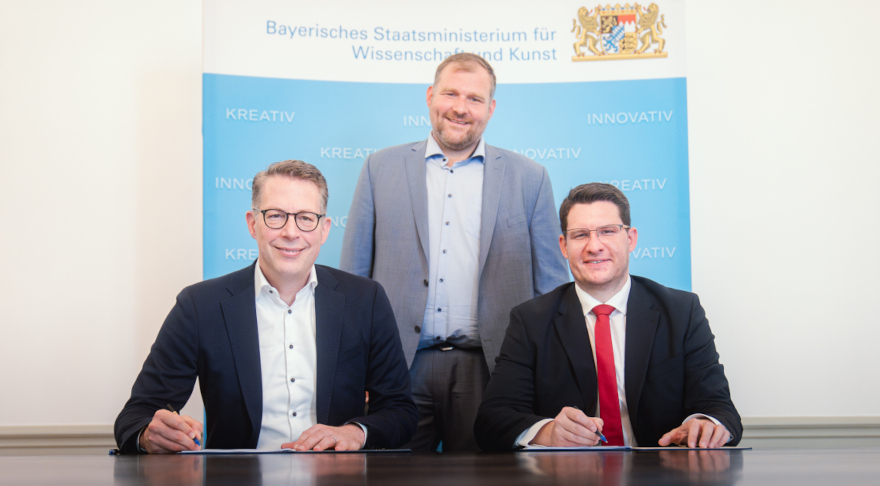 Kunstminister Markus Blume (l.) mit Coburgs Oberbürgermeister Dominik Sauerteig (r.) und MdL Martin Mittag (M.) bei der Unterzeichnung der Finanzierungsvereinbarung zum Landestheater Coburg. (© Axel König/StMWK)