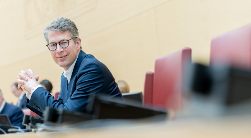 Kunstminister Markus Blume im März 2023 im Bayerischen Landtag (© StMWK/Axel König)