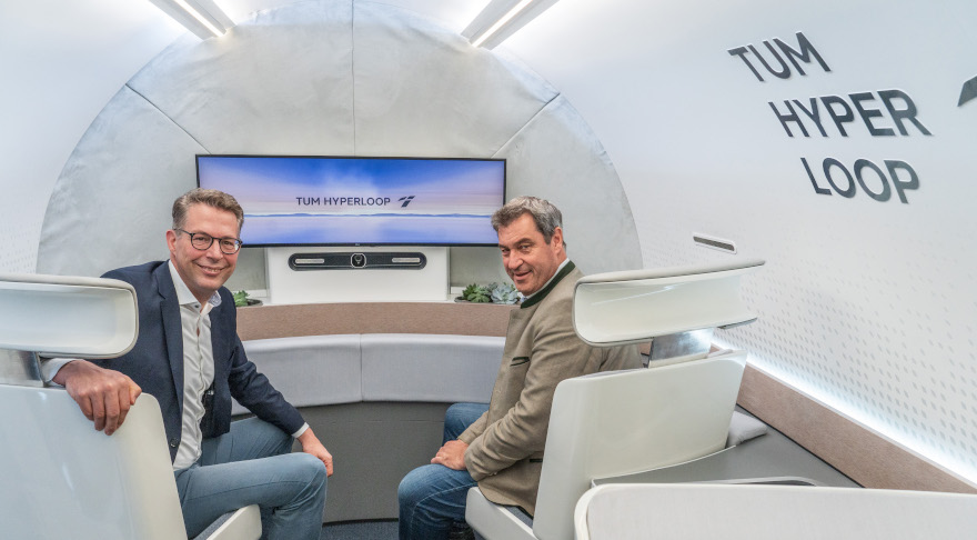 Ministerpräsident Söder und Wissenschaftsminister Blume im Innenraum des Hyperloops (© StMWK/ Wolfgang M.Weber)