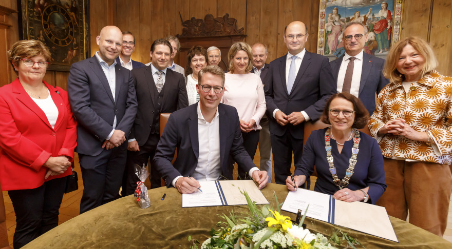Kunst- und Wissenschaftsminister Markus Blume und Oberbürgermeisterin Gertrud Maltz-Schwarzfischer unterzeichnen das gemeinsame Eckpunktepapier zur Weiterentwicklung des Theaters Regensburg (© Stadt Regensburg/Effenhauser)