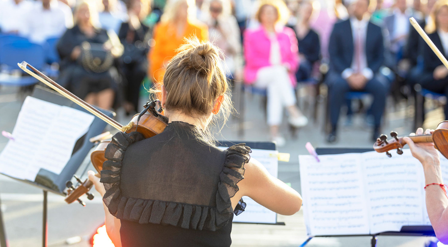 Violinistin bei Open Air Konzert