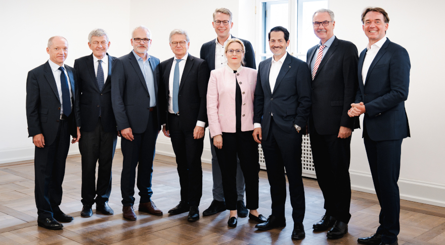 Wissenschaftsminister Markus Blume mit den Vertretern der beteiligten Einrichtungen im Bayerischen Wissenschaftsministerium (© StMWK/Axel König)