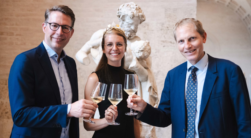Kunstminister Markus Blume (l.) mit der Fränkischen Weinkönigin Eva Brockmann und dem Direktor der Glyptothek Dr. Florian Knauß (r.) bei der Präsentation des Bayerischen Museumsweins 2023 (© Andreas Gebert)