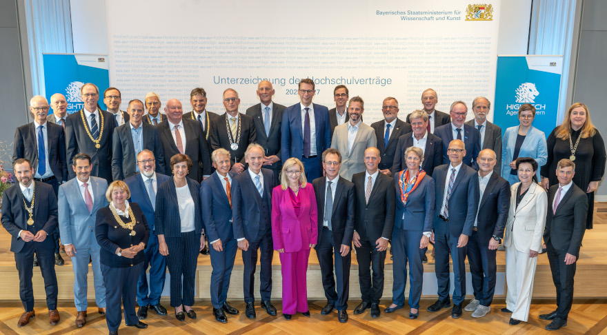 Wissenschaftsminister Markus Blume mit den 33 unterzeichnenden Hochschulleitungen (© StMWK/ Wolfgang M.Weber)