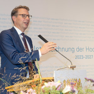 Wissenschaftsminister Blume spricht vor der feierlichen Unterzeichnung (© Wolfgang M.Weber)