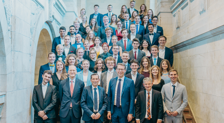 Wissenschaftsminister Markus Blume mit den Absolventinnen und Absolventen der Bayerischen EliteAkademie (© Axel König/StMWK)