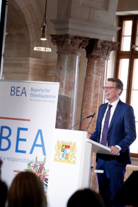 Wissenschaftsminister Markus Blume im Kuppelsaal der Bayerischen Staatskanzlei (© Axel König/StMWK)
