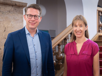Wissenschaftsminister Markus Blume (l.) mit Prof. Dr. Amber Schneeweis (© Axel König/StMWK)