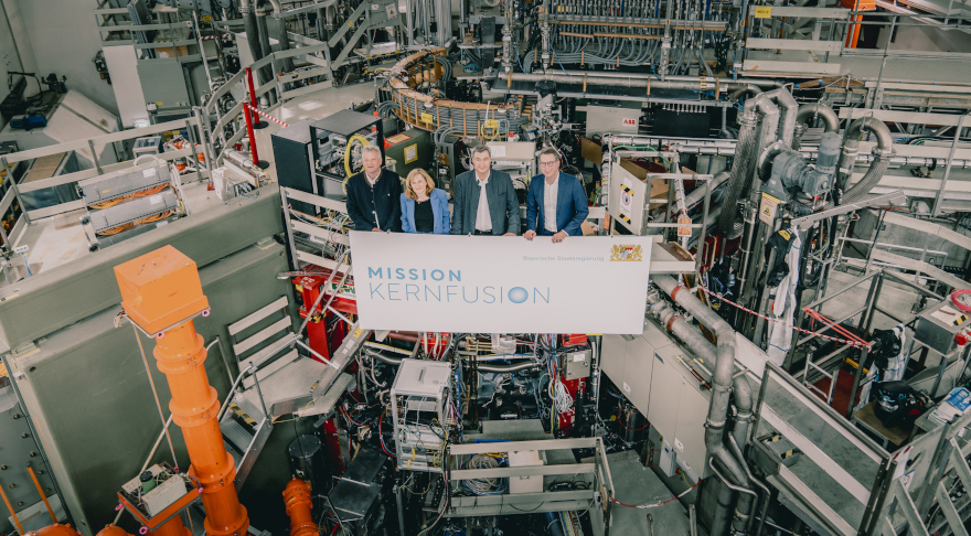 Ministerpräsident Söder (2.v.r), Wissenschaftsminister Blume (r.), die wissenschaftliche Direktorin des IPP Prof. Dr. Günter (2.v.l.) und der Staatssekretär im Wirtschaftsministerium Weigert (l.) in der Forschungsanlage des IPP (© Axel König/StMWK)
