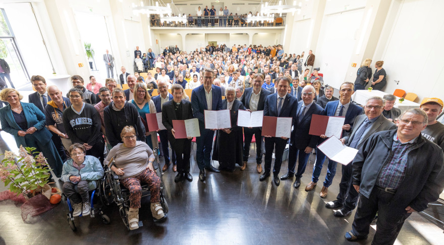 Kunstminister Blume (8.v.r.) bei der Übergabe des „Letter of Intent“ zur Bayerischen Landesausstellung 2027 mit den Projektbeteiligten und einem breiten Unterstützerkreis des Dominikus-Ringeisen-Werks und aus der Region (© Alexandra Beier)