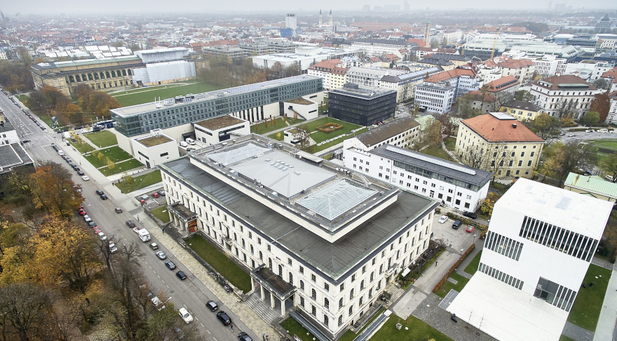 Das Hauptgebäude der HMTM an der Arcisstraße in München (© Jens Weber)