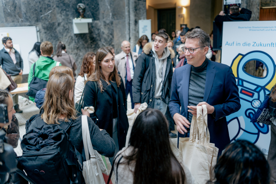 Wissenschaftsminister Blume begrüßt Studienanfänger der LMU (© Axel König/StMWK)